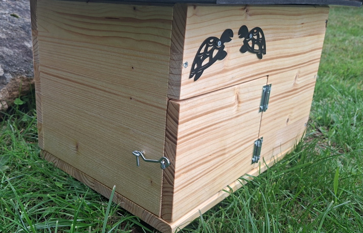Schildkrötenhaus mit verschließbarem Eingang mit Boden und abnehmbares Dach aus 18mm starkem Fichtenvollholz 2x wetterfest imprägniert (SK11N)
