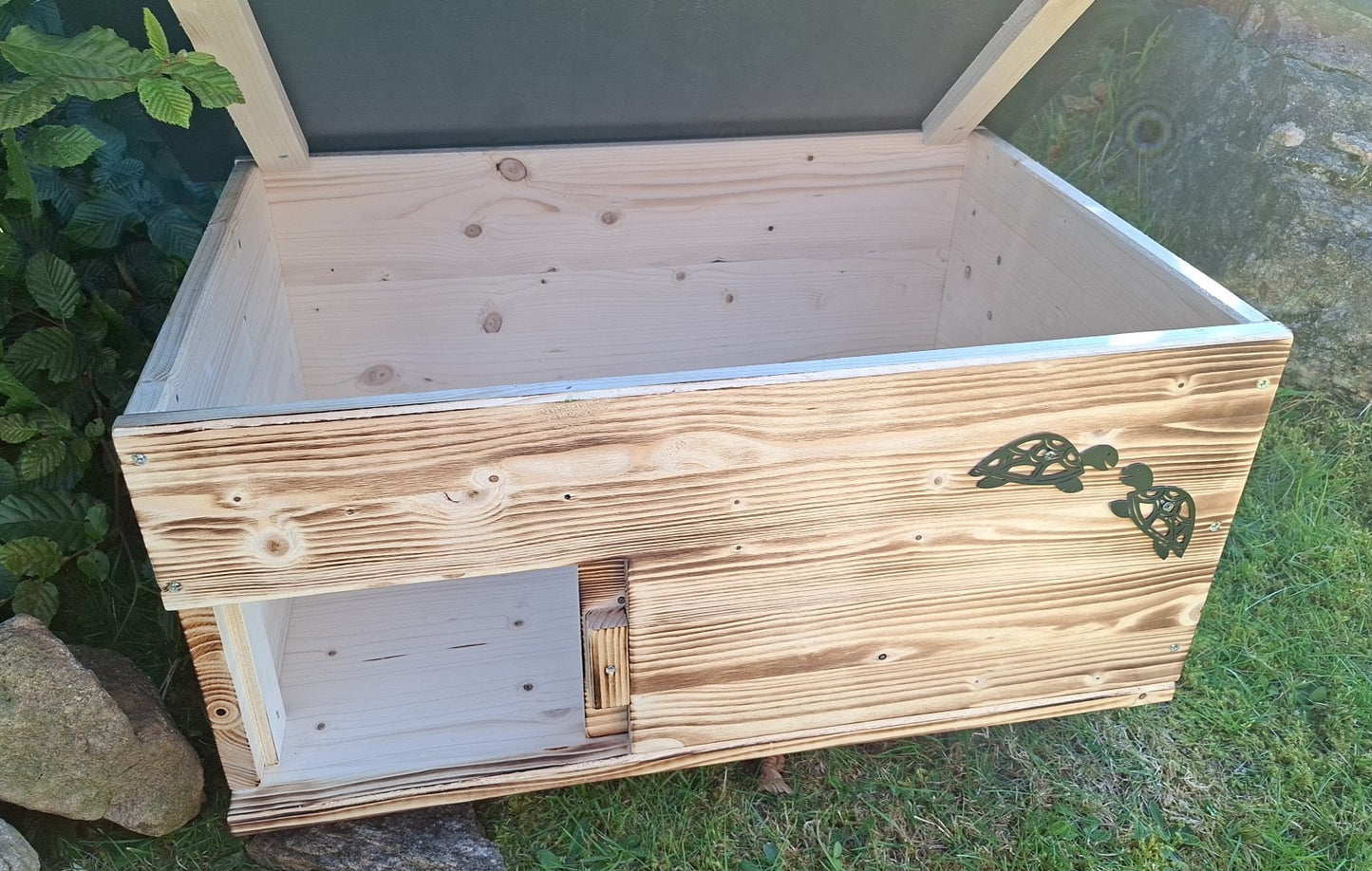 Schildkrötenhaus mit verschließbarem Eingang Boden und abnehmbares Dach aus 18mm starkem Fichtenvollholz geflammt (SK02G)