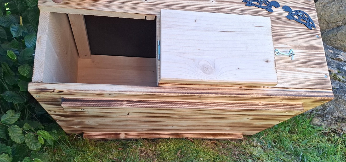 Schildkrötenhaus mit verschließbarem Eingang Boden und abnehmbares Dach aus 18mm starkem Fichtenvollholz geflammt (SK12G)