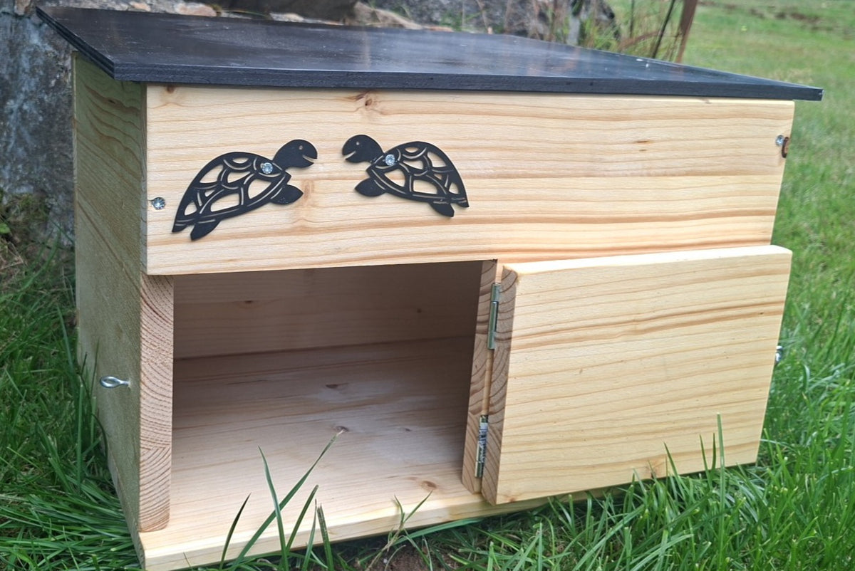 Schildkrötenhaus mit verschließbarem Eingang mit Boden und abnehmbares Dach aus 18mm starkem Fichtenvollholz 2x wetterfest imprägniert (SK11N)