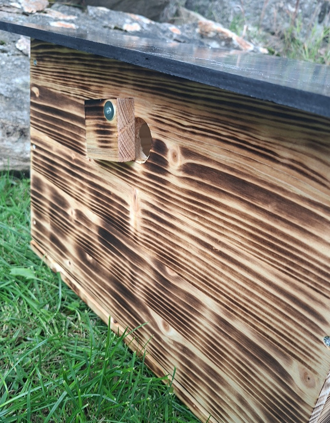 Schildkrötenhaus mit verschließbarem Eingang mit Boden und abnehmbares Dach aus 18mm starkem Fichtenvollholz geflammt (SK11G)