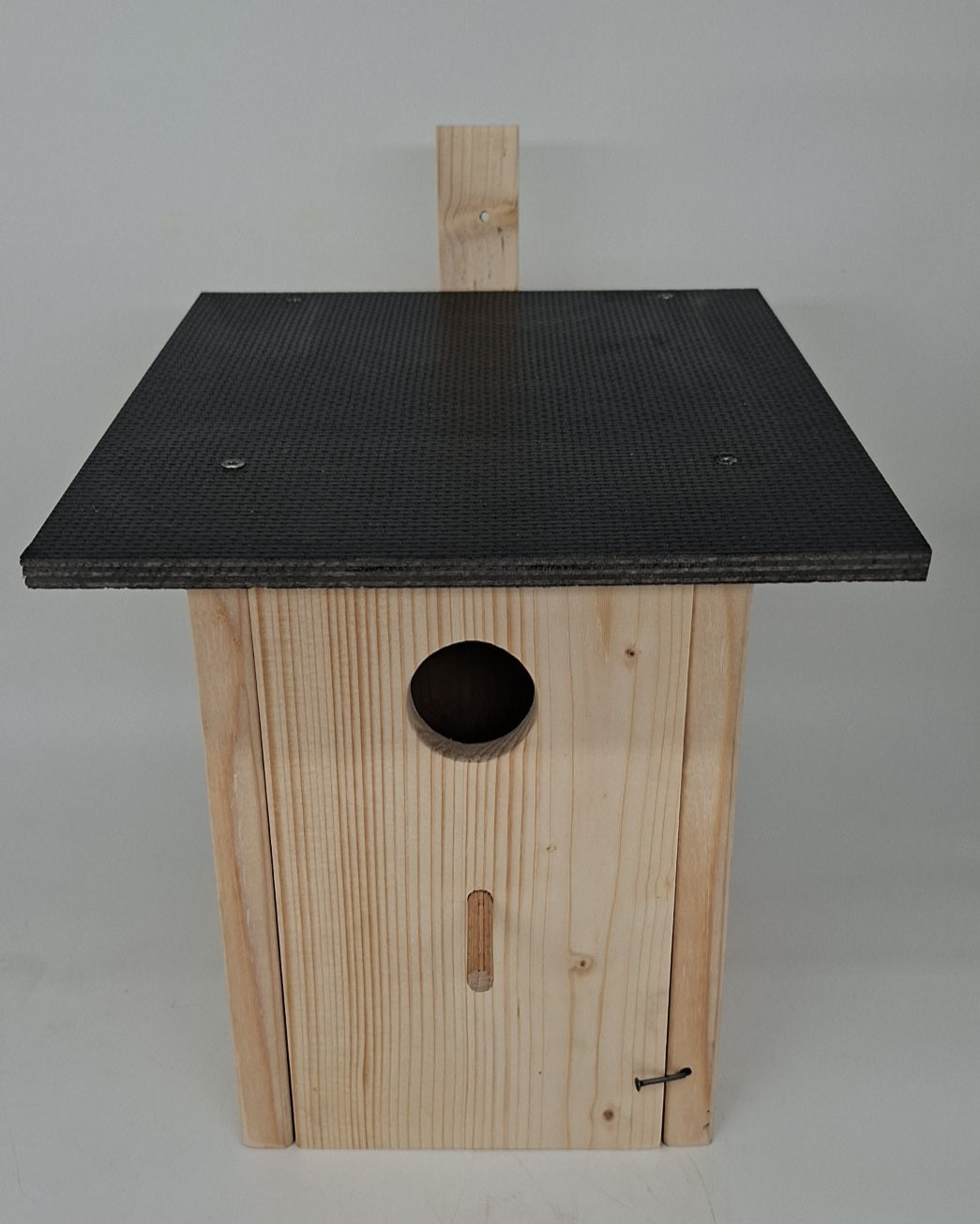 Nesting box nesting cave for birds bird house nesting box for hanging breeding cavity with a tin roof with an entry hole 45mm nature (N1)